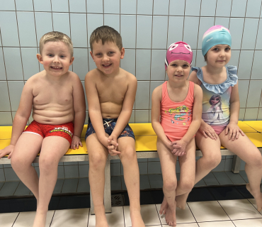 Juchů...první lekce plavání