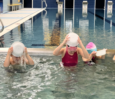 Juchů...první lekce plavání