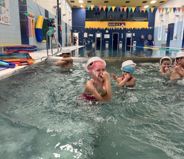 Juchů...první lekce plavání