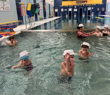 Juchů...první lekce plavání