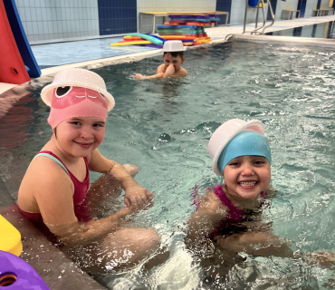 Juchů...první lekce plavání