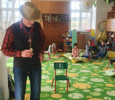 Jaro ťuká na dveře