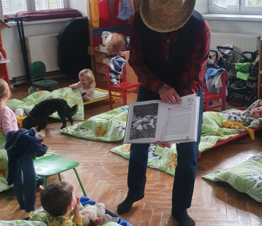 Jaro ťuká na dveře