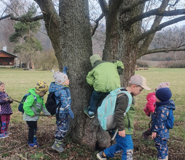 Jaro ťuká na dveře