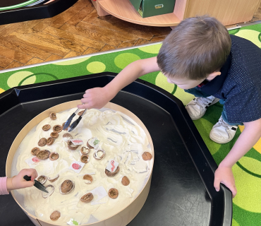 Jaro ťuká na dveře